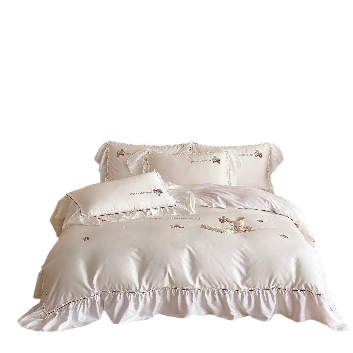 Romantisches Satin-Bettwäsche-Set mit Erdbeer-Stickerei und Volant