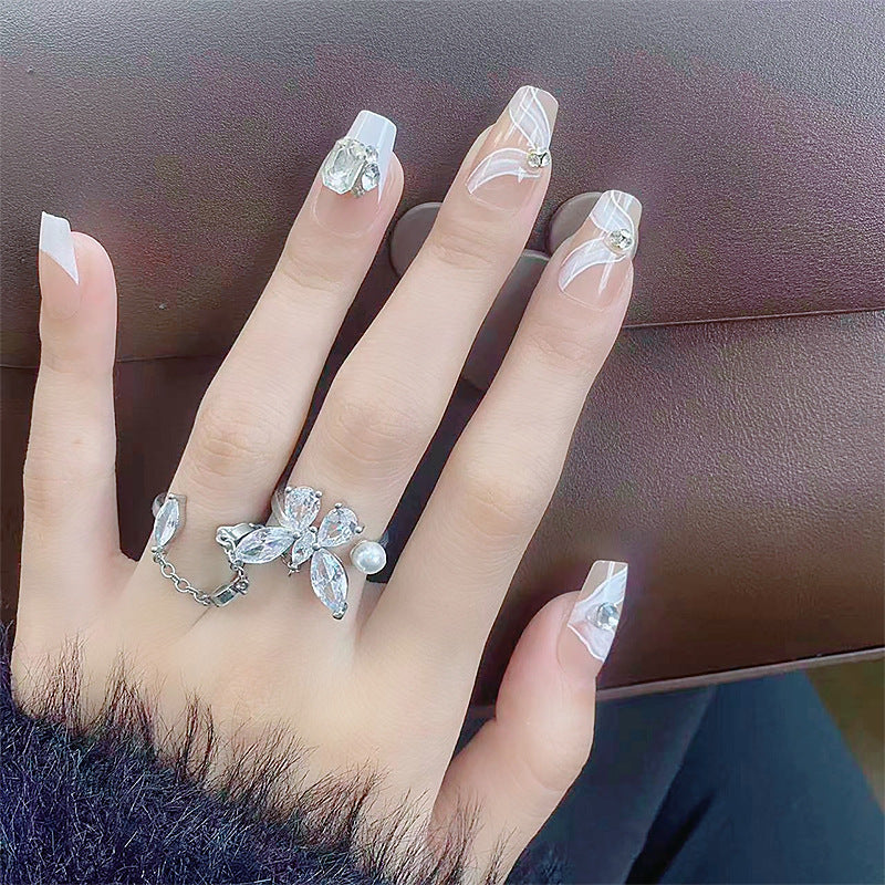 Elegantes Kunstnagelset mit filigranen Verzierungen und Glitzerelementen Brehn