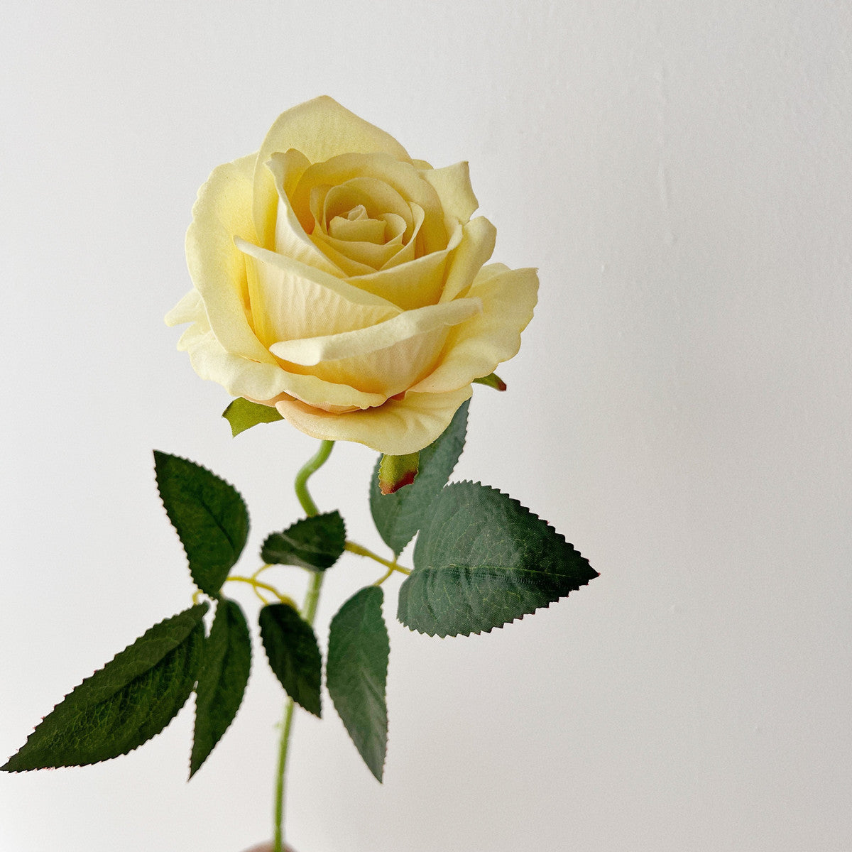 Realistischer Kunst-Rotrose-Bouquet