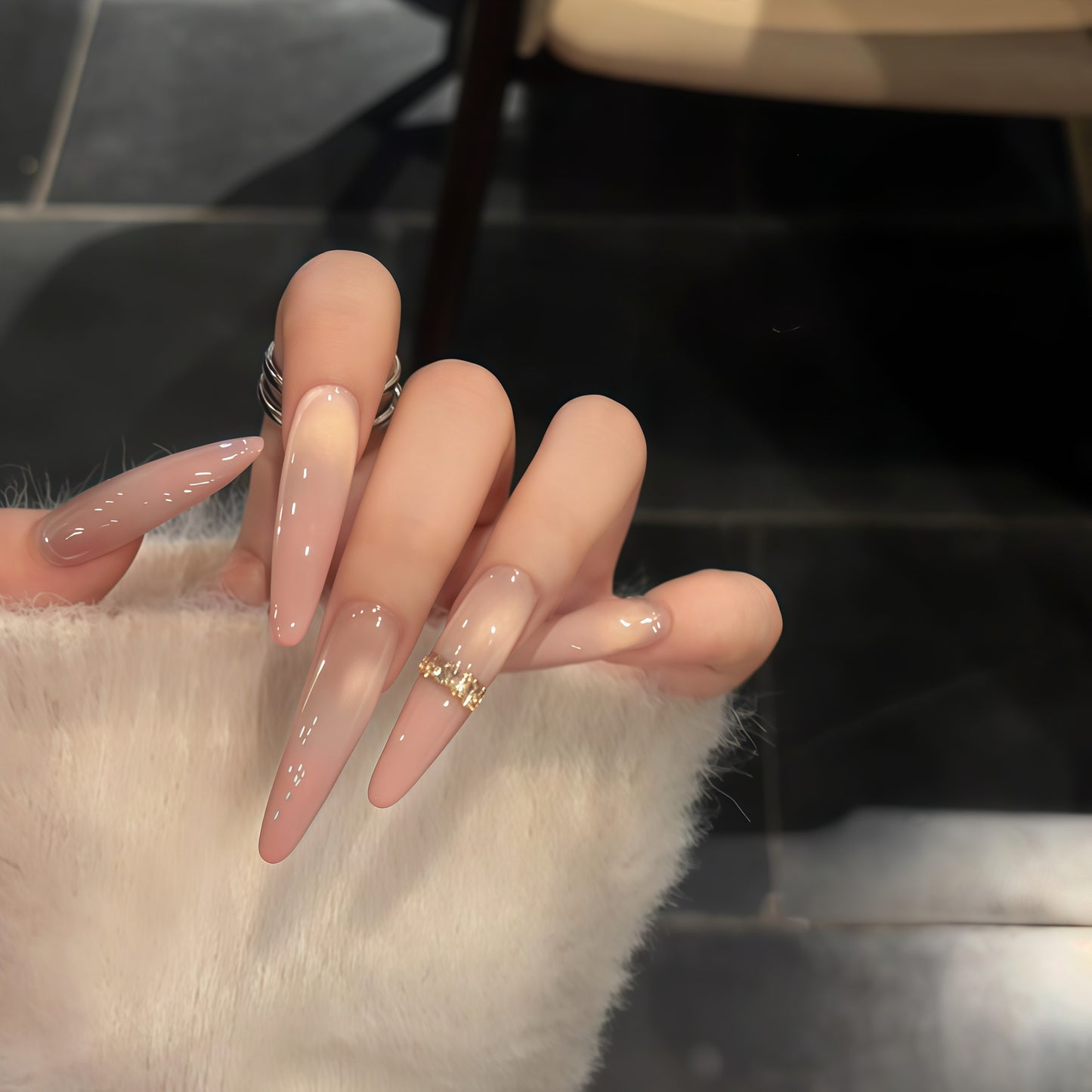 Glamouröse Kunstnägel mit Eleganter Glitzer- und Strass-Applikation Brehn