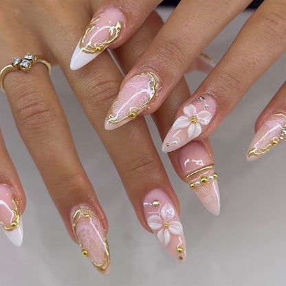 Kunstvolle Nagelverlängerungen mit filigranen Blüten- und Goldverzierungen Brehn