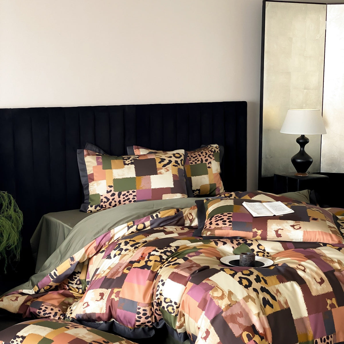 Luxuriöses Satin-Patchwork-Bettbezug-Set mit Leopardenakzent und kontrastierendem Rand
