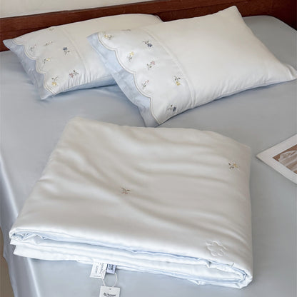 Bestickte Satin-Bettwäsche-Garnitur mit feiner Blumen-Stickerei und seidig-weichem Griff