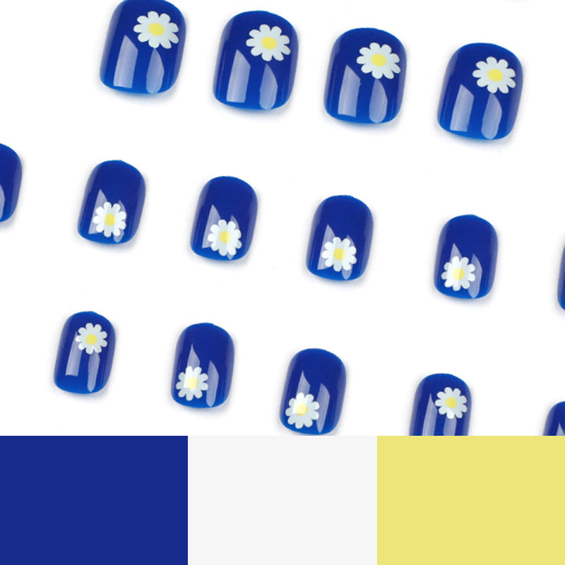 Kunstvolle Nagelkunst mit Gänseblümchen-Design Brehn
