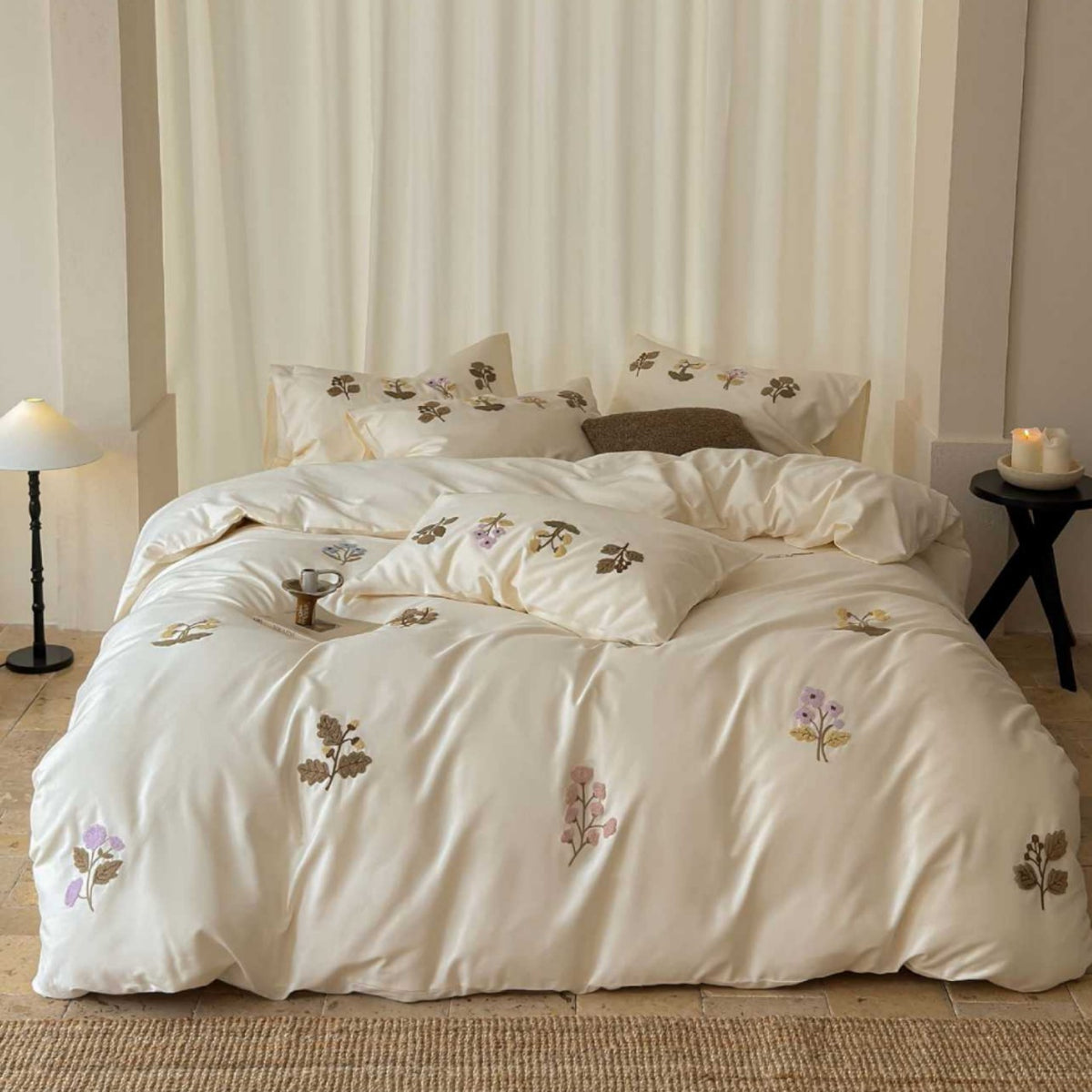 Besticktes Baumwollsatin-Bettwäscheset mit zarter Blumenstickerei und Kissenbezügen