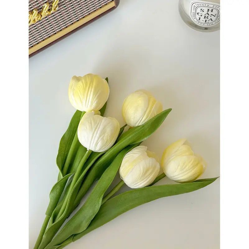 Dekorativer künstlicher Tulpenstrauß