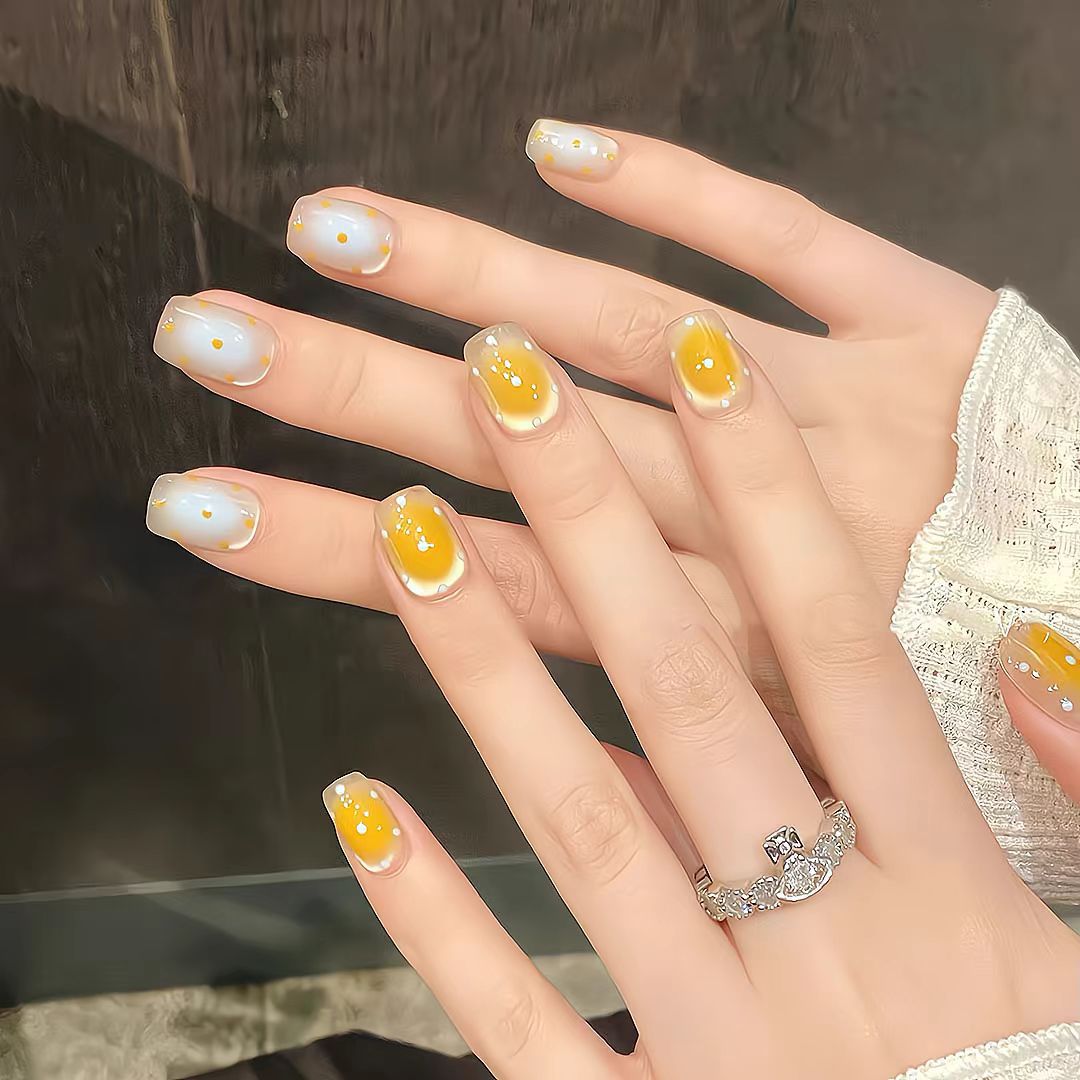Künstlerisches Press-On-Nagelset mit skurrilen Punktdesigns Brehn