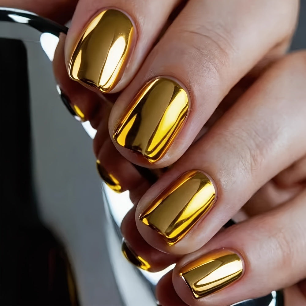 Hochglänzende Kunstnägel im luxuriösen Metallic-Look Brehn