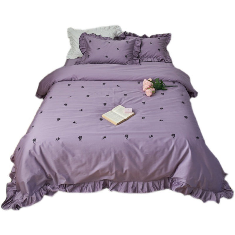 Bettgarnitur mit bestickten Rosen, Volant-Details und extra weichem Baumwollsatin