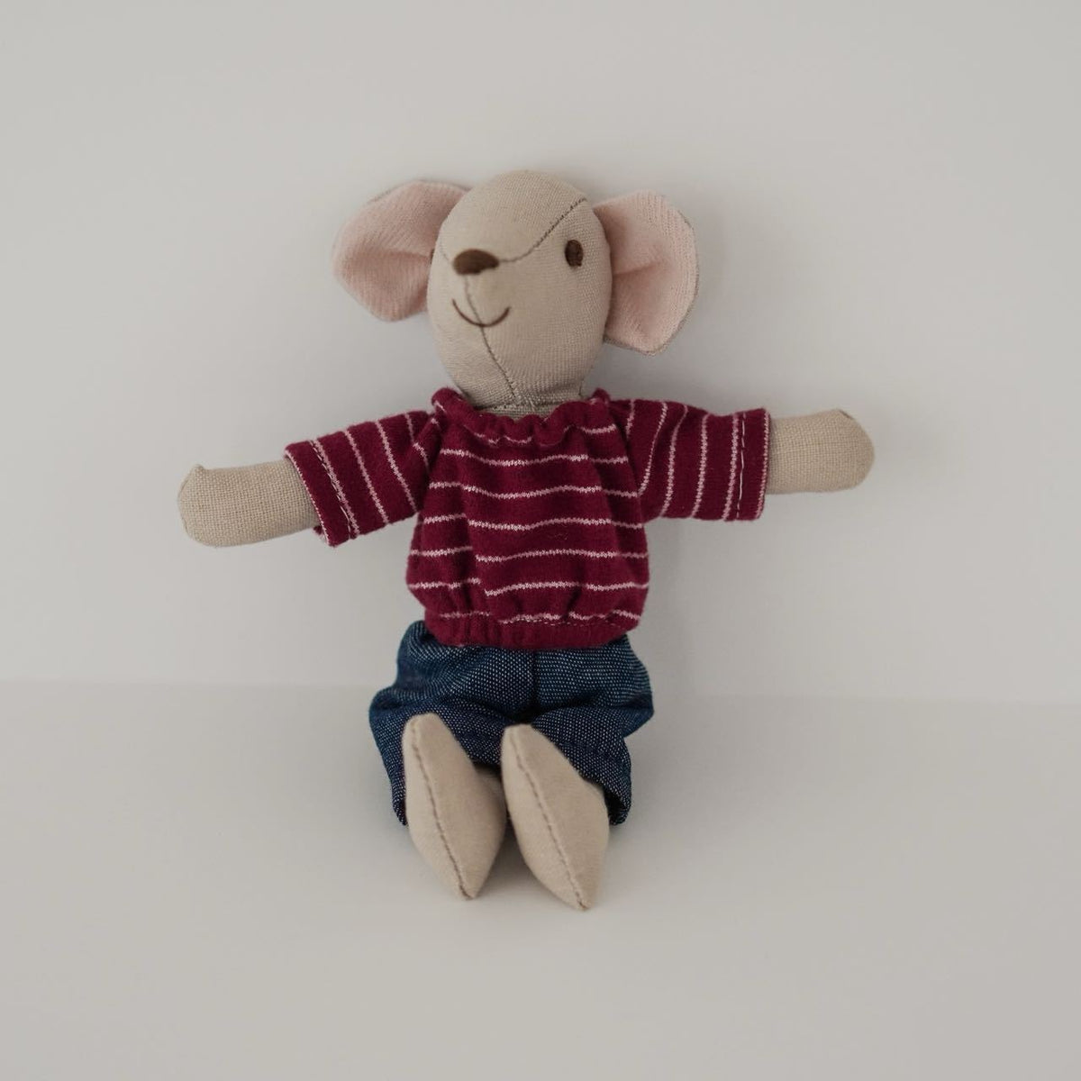 Handgefertigte Leinen Maus Plüschpuppe mit gestreiftem Strickhemd und Jeanshose