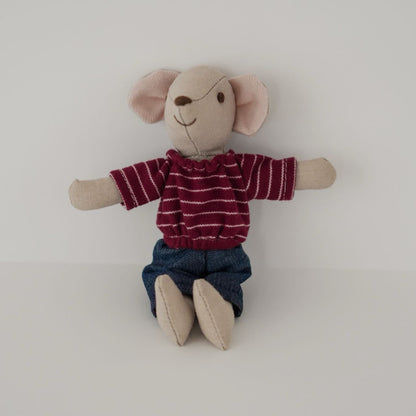 Handgefertigte Leinen Maus Plüschpuppe mit gestreiftem Strickhemd und Jeanshose