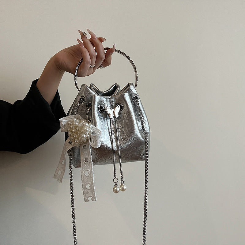 Stylische Handtasche mit Schmetterlingsdetail Brehn