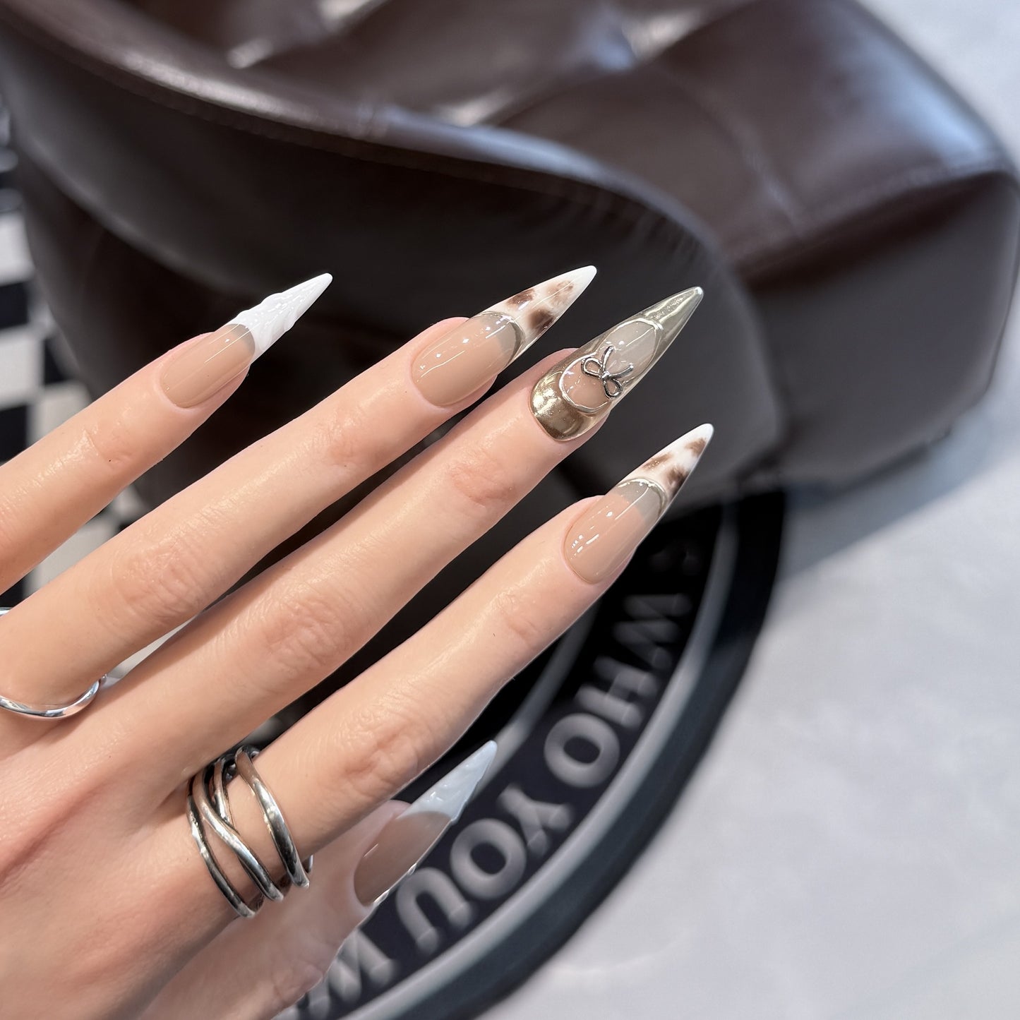 Dekoratives Stiletto Press-On Nagelkunst-Set mit einzigartigen Designelementen Brehn