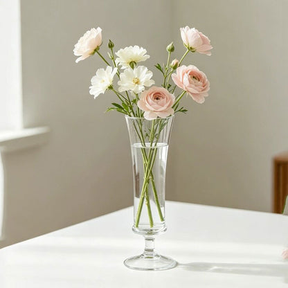 Eleganter dekorativer Glasskelch
