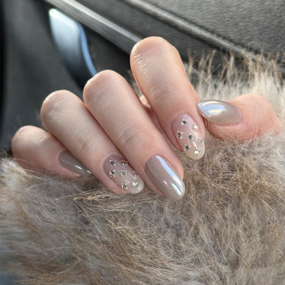 Elegante Nagelkunst mit Strassakzenten Brehn
