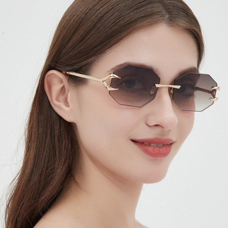 Damen geometrische Sonnenbrille mit modernem Metallrahmen Brehn