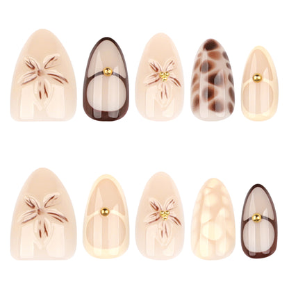 Kunstvolle Nagelverlängerungen mit floralen und Glitzerdetails Brehn