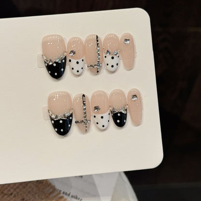 Dekorativer Press-On-Nagelset mit Strass und Punktdesign