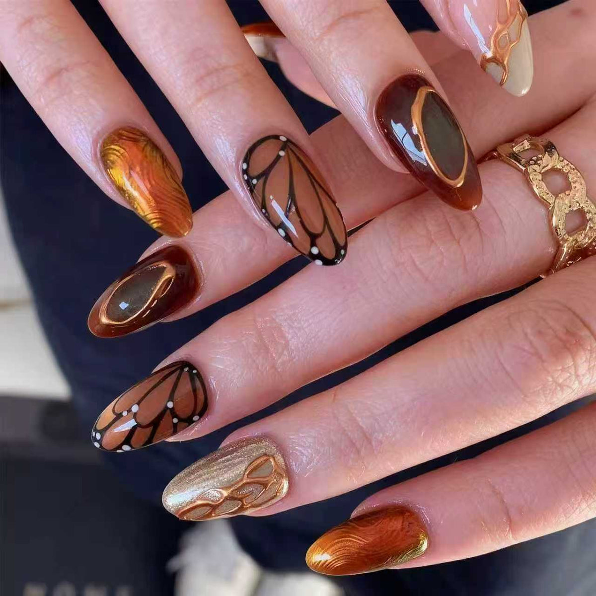 Kunstnagelset mit elegantem Gold- und Schwarzdesign Brehn