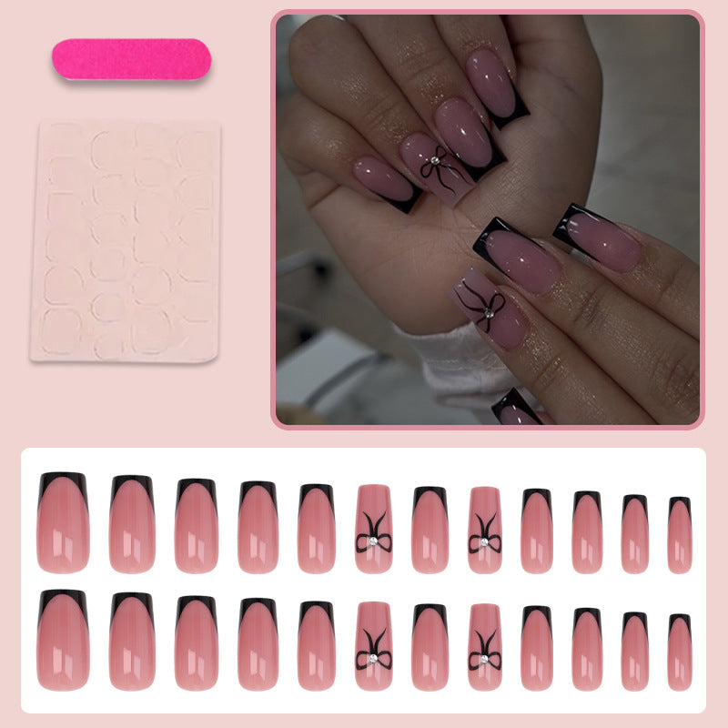 Kunstnagelset mit eleganten Details Brehn