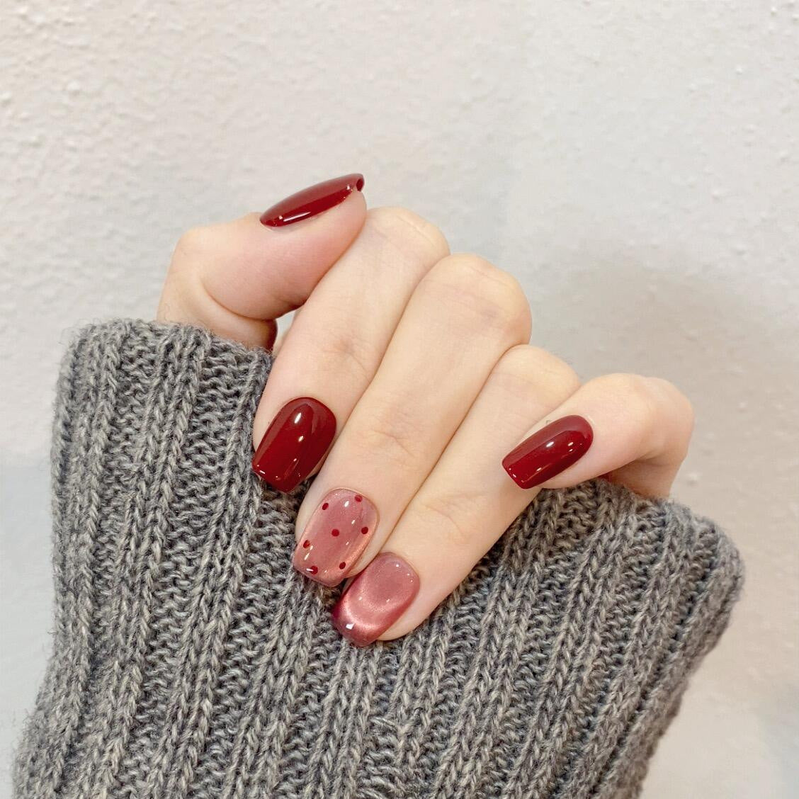 Künstliche Nagelspitzen mit Kreativen Punkten und Hochglanz Brehn