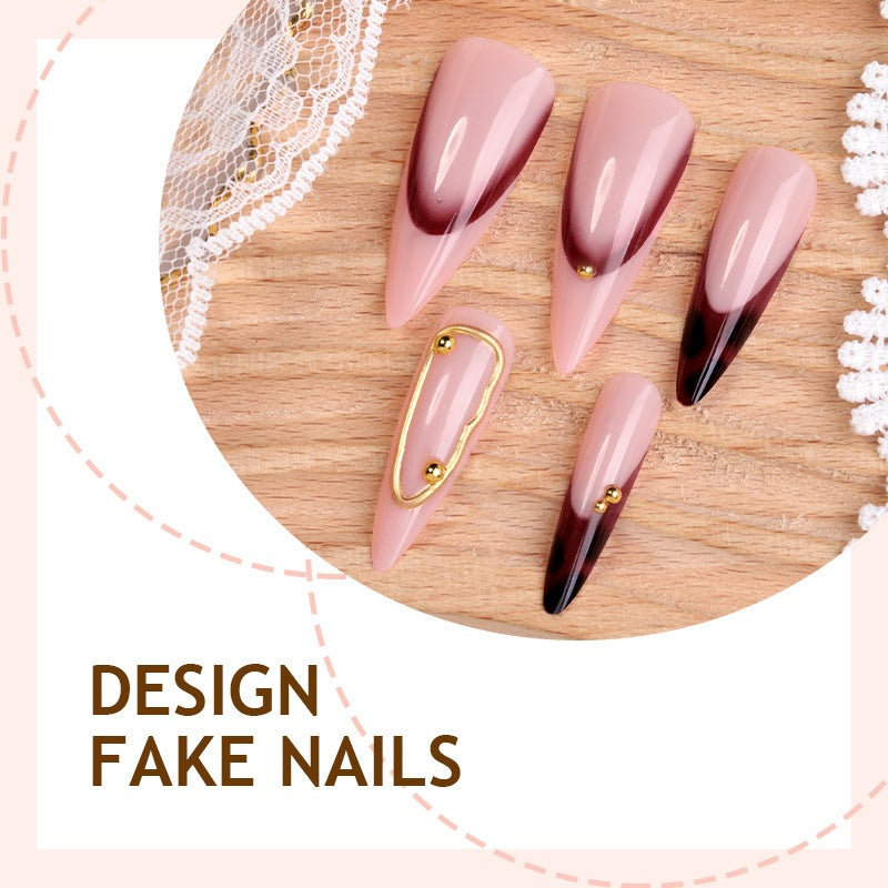 Kunstnagelset mit elegantem Ombre-Design und goldenen Akzenten Brehn