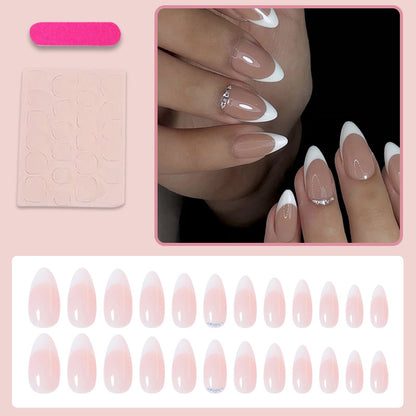 Kunstnagelset mit eleganter French-Spitzen-Optik und schimmernden Akzenten Brehn