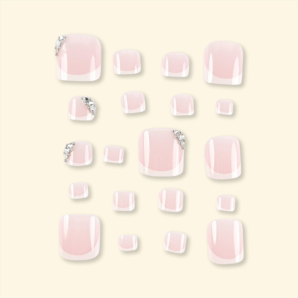 Kunstnagelset mit elegantem French Manicure und Glitzerakzenten Brehn