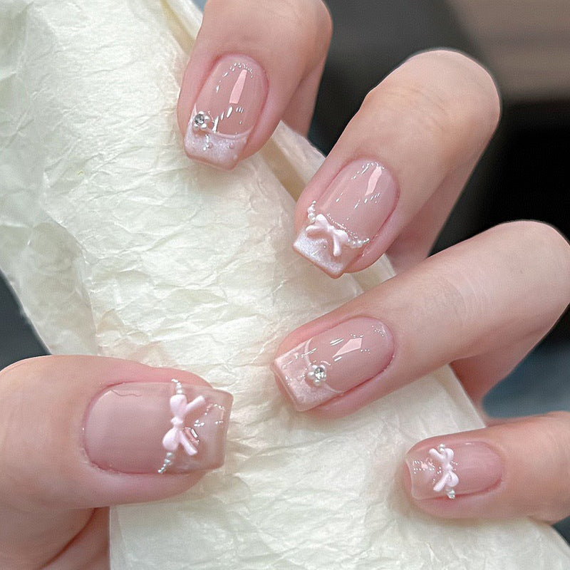 Künstlerisches Nageldesign mit dekorativen Elementen Brehn