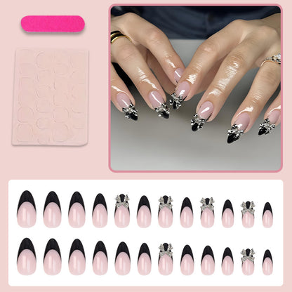 Kunstnagelset mit eleganten Spitzen und kunstvollen Verzierungen Brehn