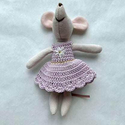 Handgefertigte Leinen-Baumwoll-Mauspuppe mit Häkelkleid und gestickter Blume