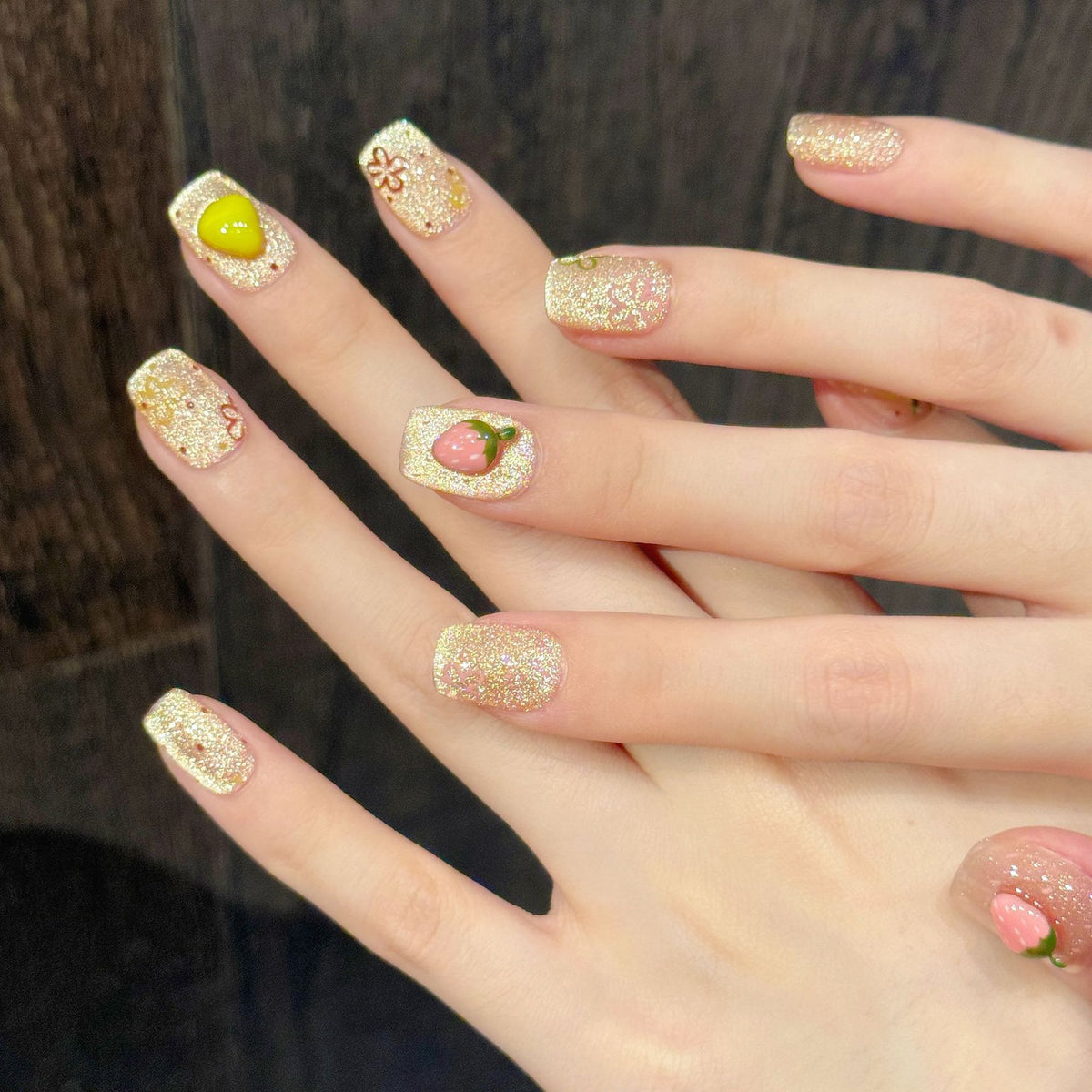Dekoratives Press-On Nagelkunst-Set mit glitzernden Fruchtdesigns