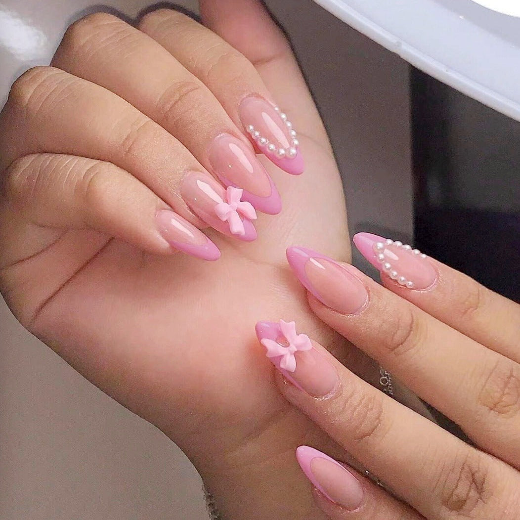 Kunstnagelspitzen mit verspieltem Blumendesign Brehn