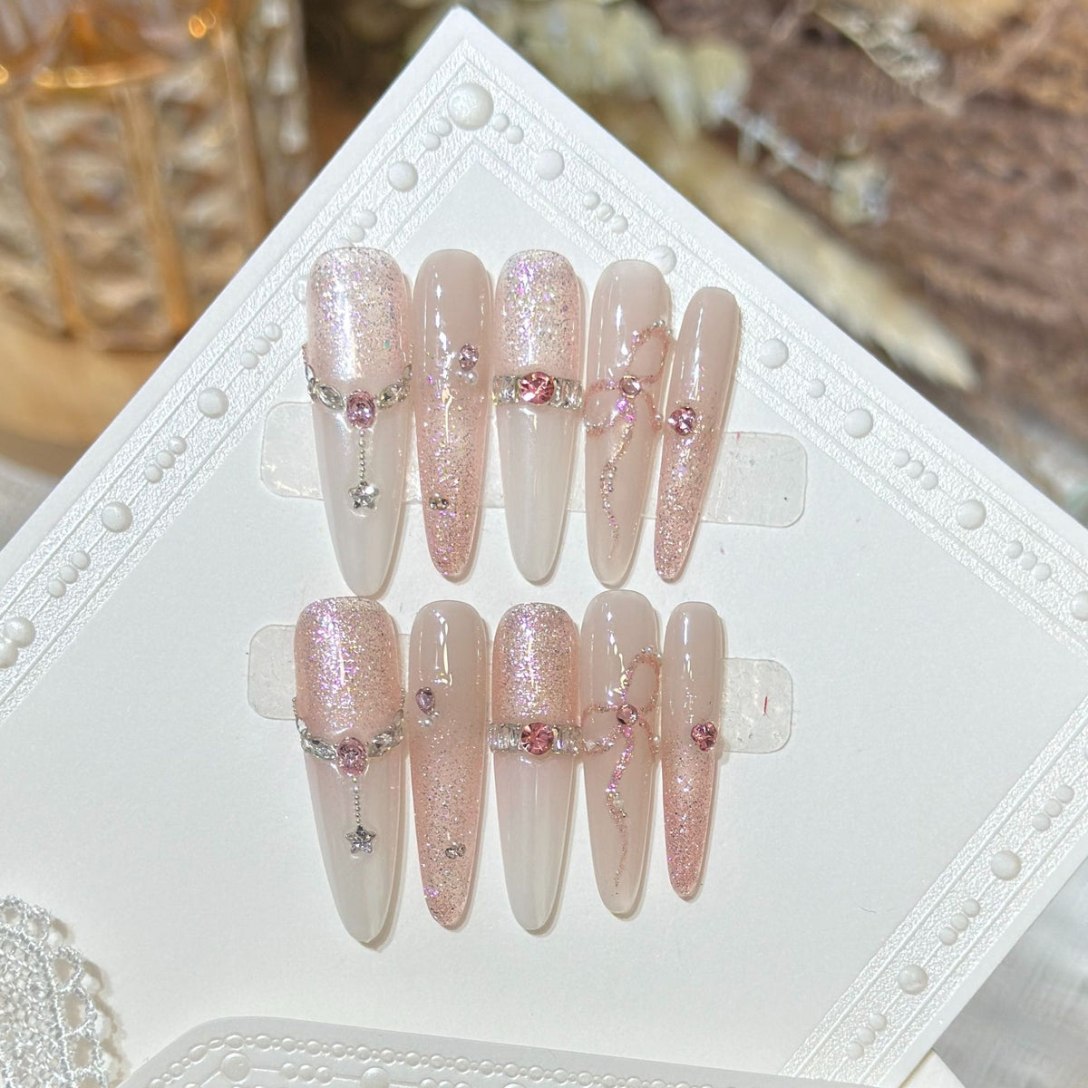 Glamouröses Stiletto Press-On Nagelkunst-Set mit funkelnden Strasssteinen Brehn