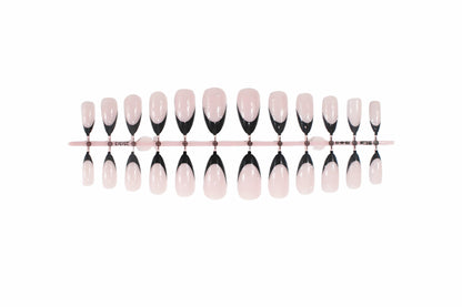 Kunstnagelset mit eleganten French-Spitzen Brehn