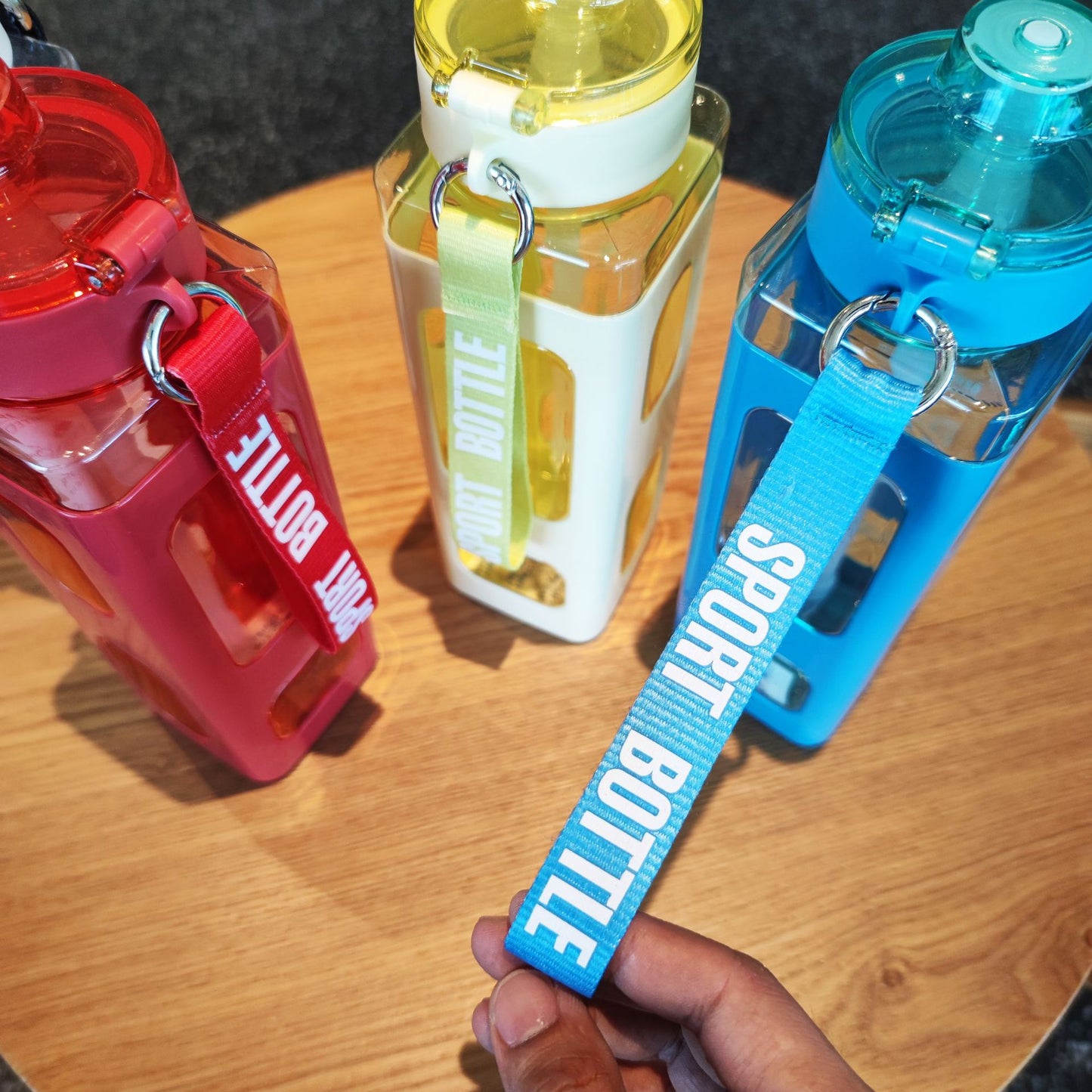 Damen Trinkflasche mit integrierter Zeitmarkierung und Strohhalm Brehn