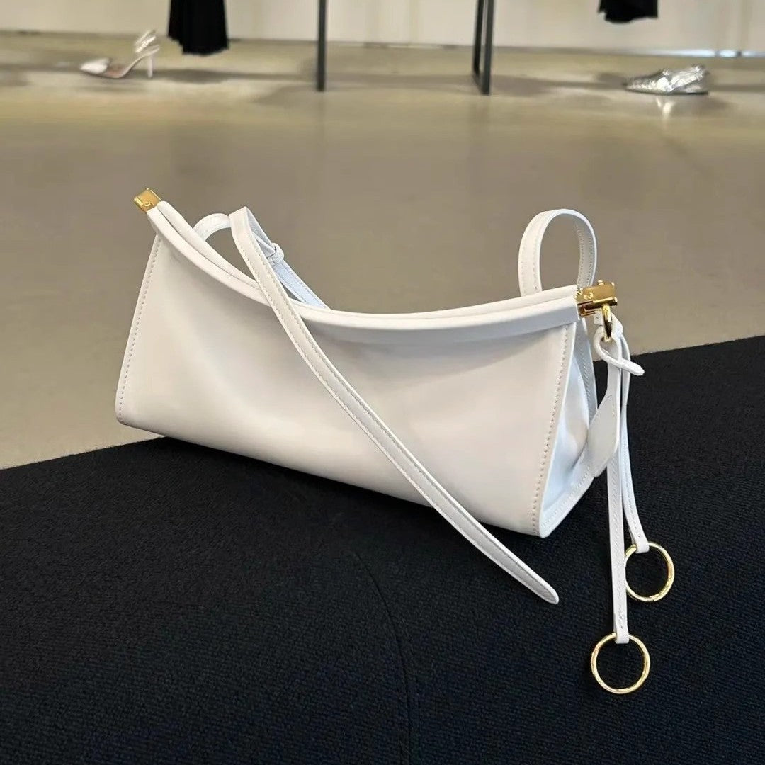 Strukturierte Leder Baguette Schultertasche mit goldener Hardware