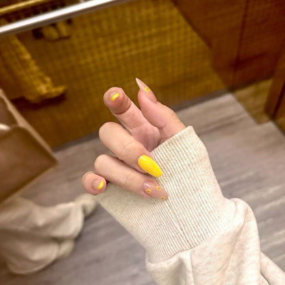 Künstlerische florale Nagelkunstverzierungen