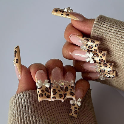 Kunstnagelset mit luxuriösem Leopardenmuster und eleganten Akzenten Brehn