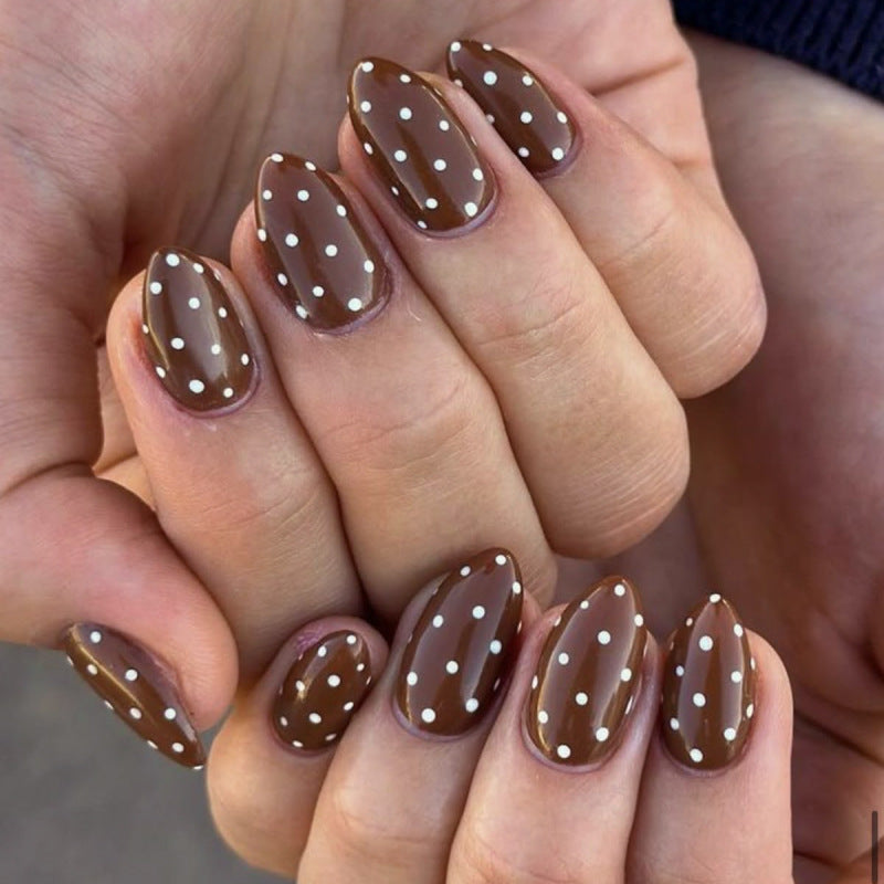 Künstliche Nagelkunst mit verspielten Punkten und Schleifen Brehn