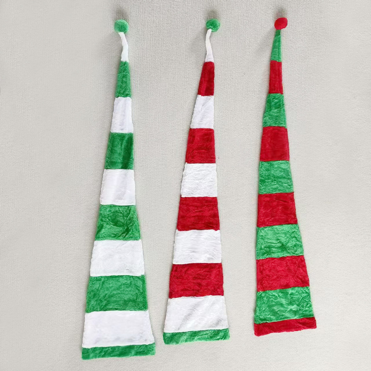 Lange Weihnachtsmütze im gestreiften Design