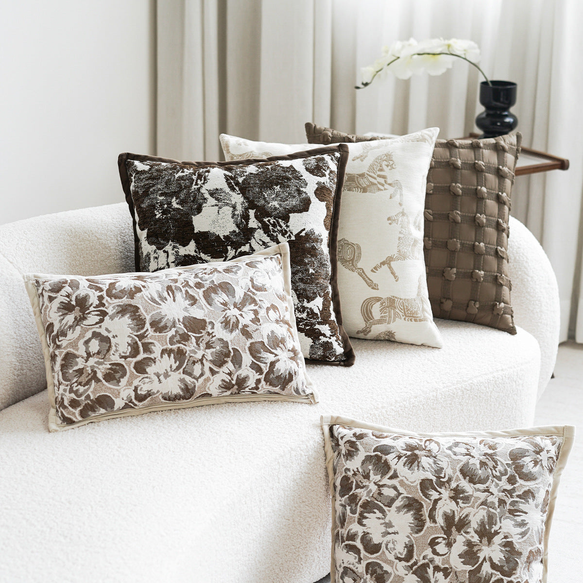 Dekoratives Kissen mit floralem Print