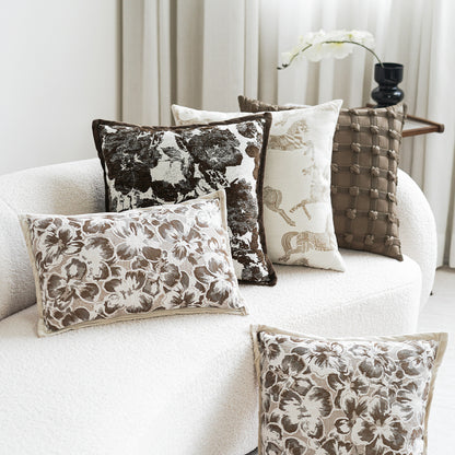 Dekoratives Kissen mit floralem Print