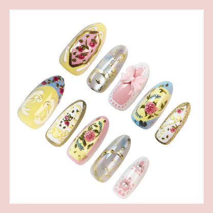 Kunstnagelset mit zarten Blumen- und Glitzerdekoren Brehn