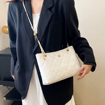 Gepolsterte Handtasche mit Kettengriffen