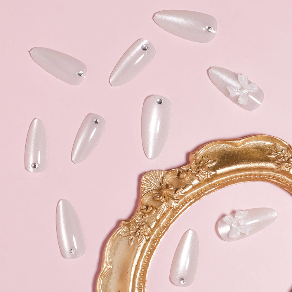 Elegante stilettoförmige Press-On Nägel mit dekorativen Schleifenakzenten Brehn