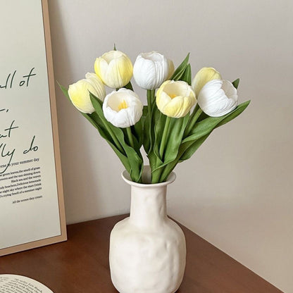 Dekorativer künstlicher Tulpenstrauß