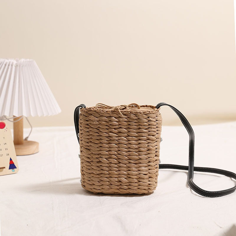 Handtasche Aus Geflochtenem Naturmaterial mit Funkelnden Applikationen Brehn