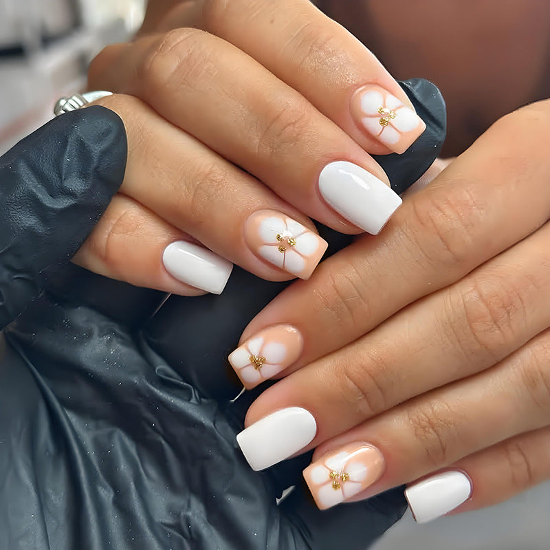 Kunstnagelset mit luxuriösem Blumendesign und dezenten Goldakzenten Brehn
