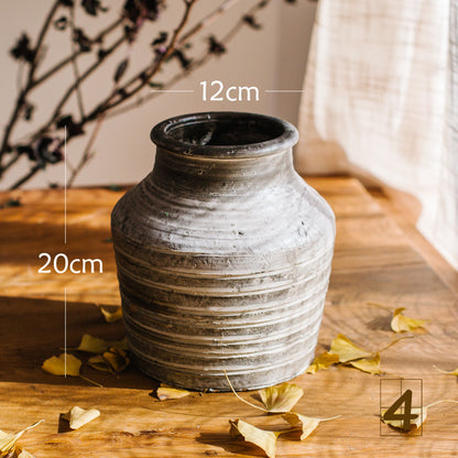 Rustikaler Keramiktopf mit handgearbeitetem Design Brehn